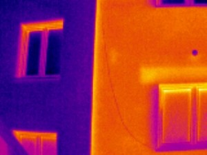 Rozdíl tepelných úniků z izolované a neizolované budovy